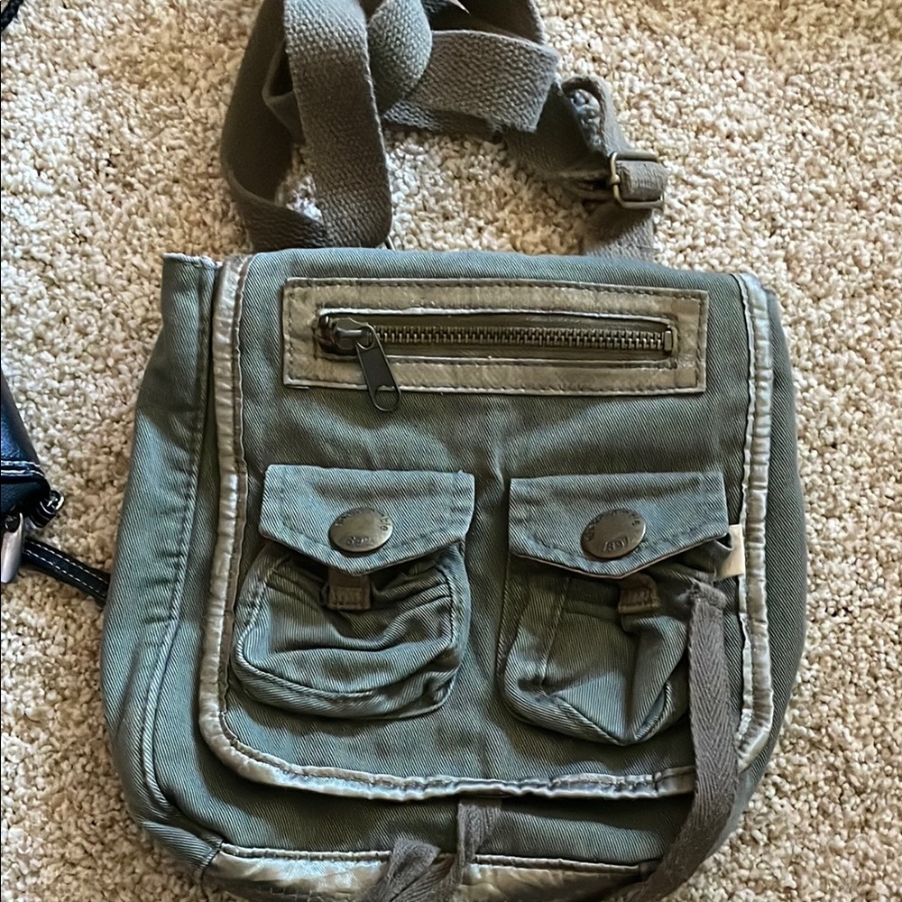 Olive Green Messenger Bag with Durable Canvas Material and Rugged Design